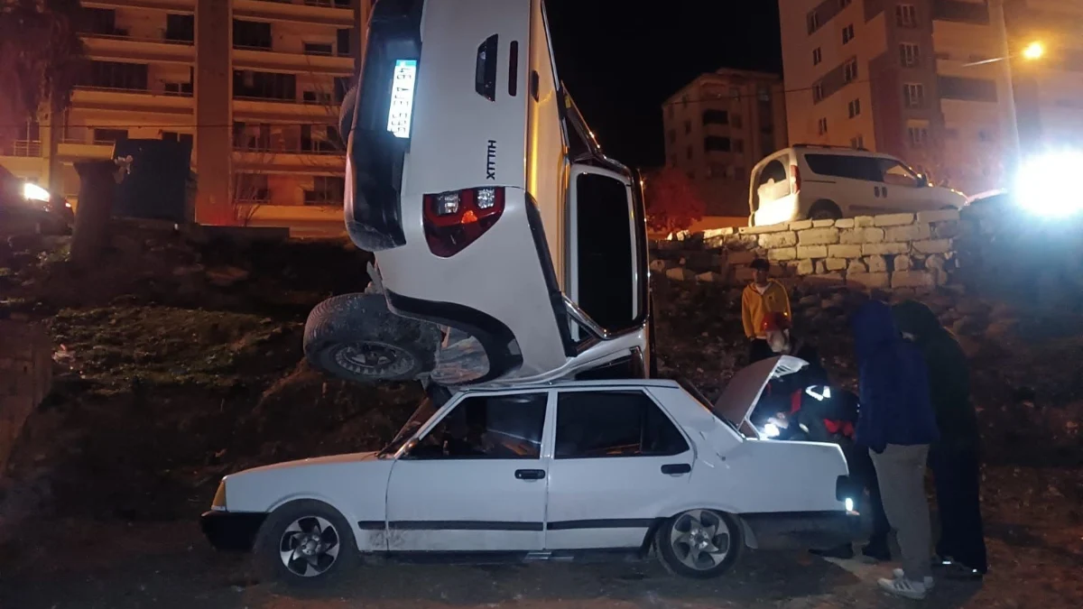 Kahramanmaraş’ta Trafik Kazası Kontrolden Çıkan Araç Başka Bir Aracın Üzerine Düştü