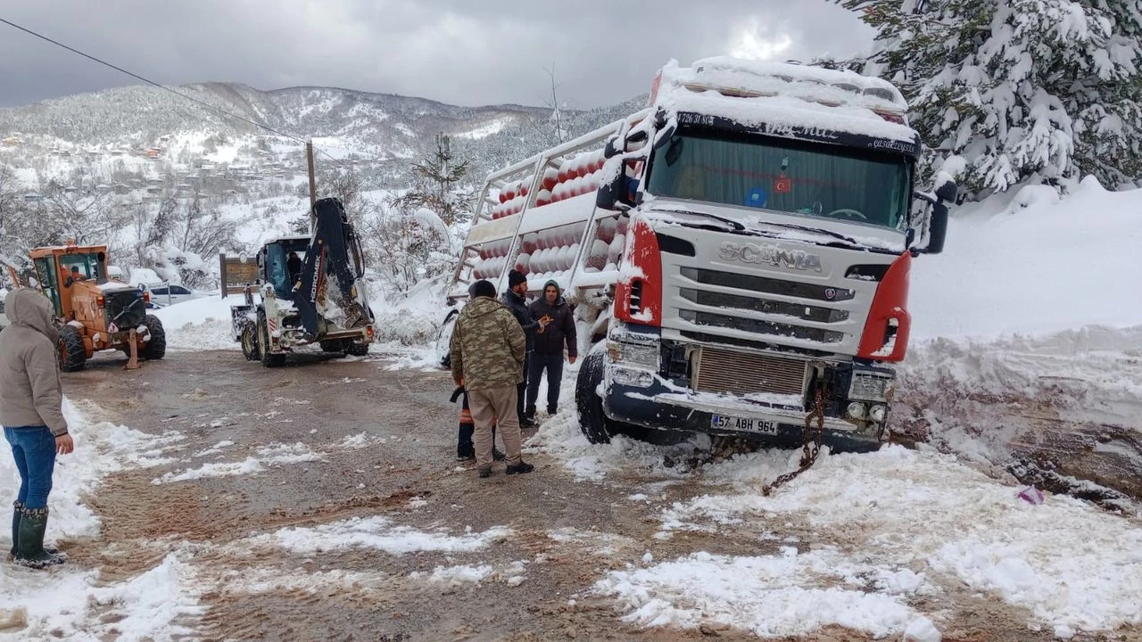 Sinop’ta Kar Yağışı Nedeniyle Tır Şarampole Devrildi, Yol Kapanınca Sürücüler Zor Duruma Düştü