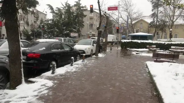 İstanbul’da Kar Yağışı Hayatı Felç Etti, Okullar Tatil Edildi