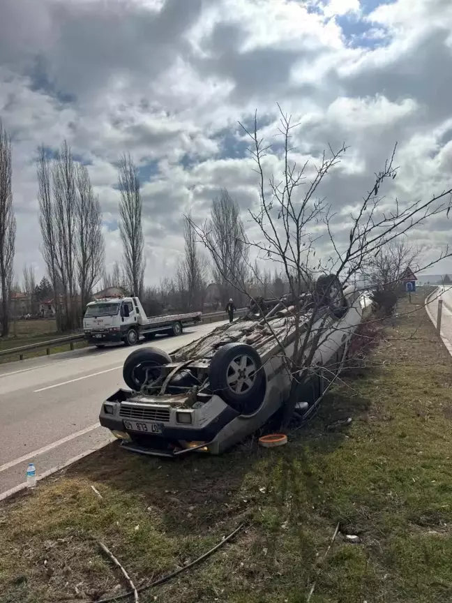 Afyonkarahisar’da Kontrolden Çıkan Otomobil Orta Refüje Devrildi, Sürücü Yaralı