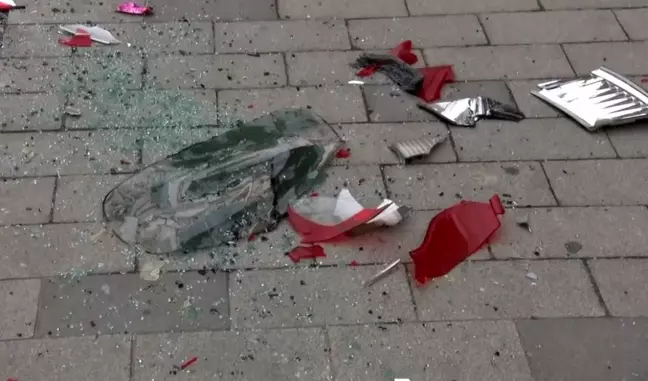 Avcılar’da Kamyonet Kontrolden Çıktı, 4 Araç Zarar Gördü