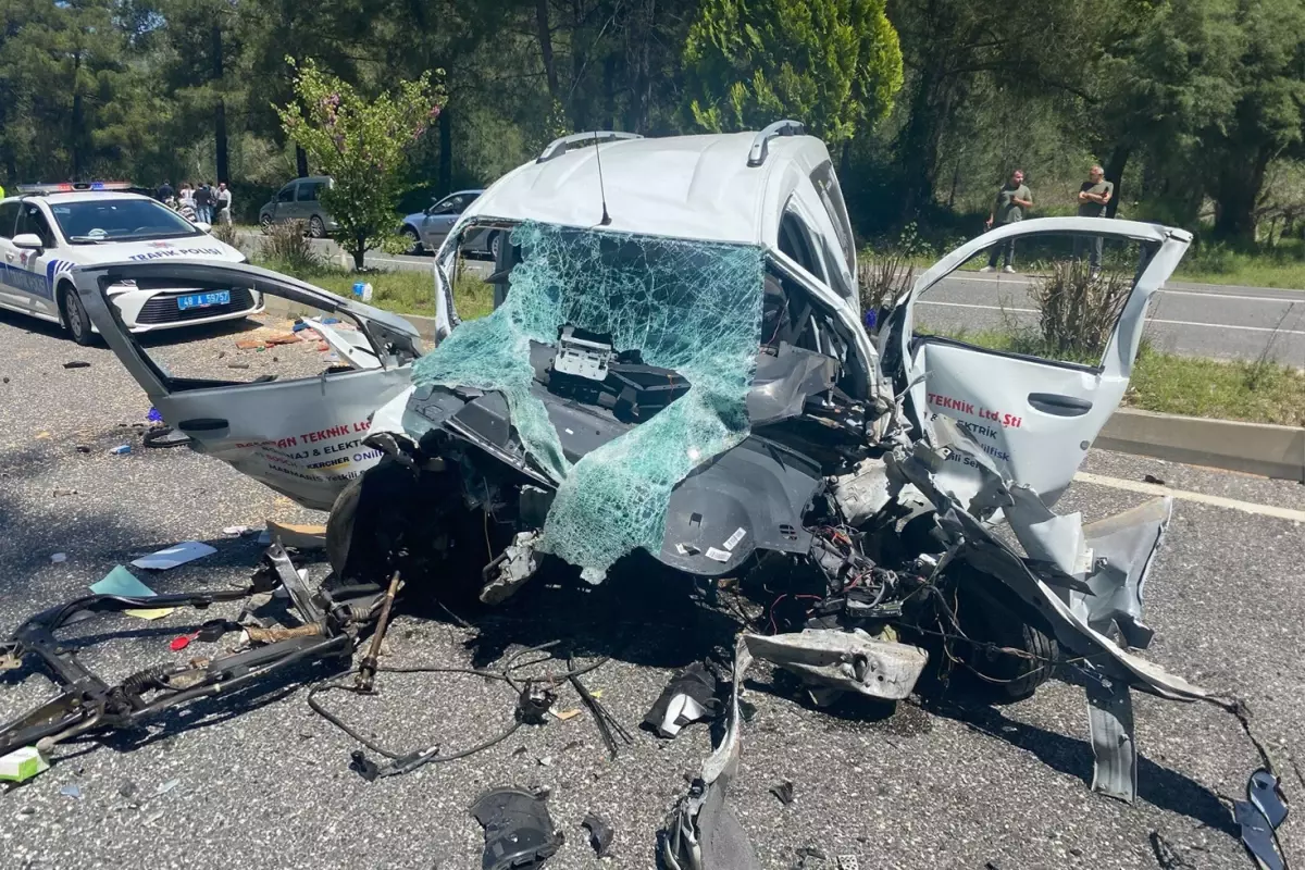4 aracın karıştığı zincirleme kazada yol savaş alanına döndü