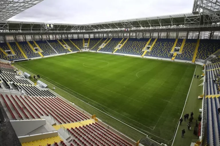 Paralarını alamayan futbolcular bakın ne yaptı
