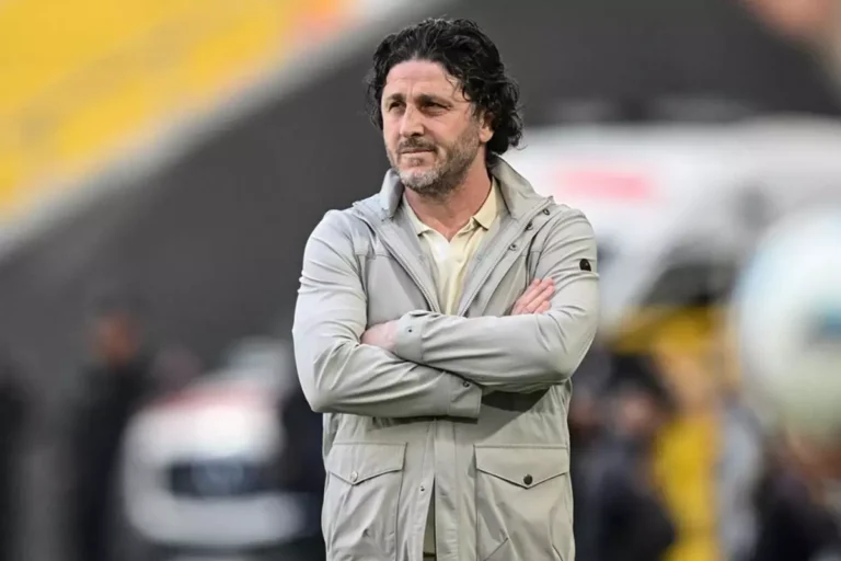 Galibiyete rağmen futbolcularını fırçaladı