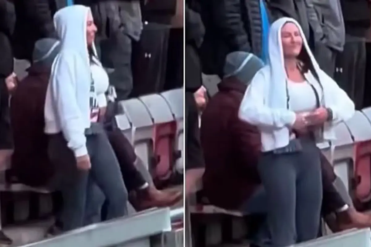 Kadın taraftar, küfürlere göğüslerini göstererek karşılık verdi