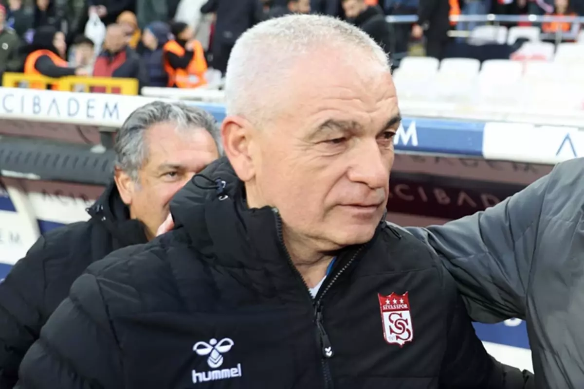 Maçın hakemini yerden yere vurdu!