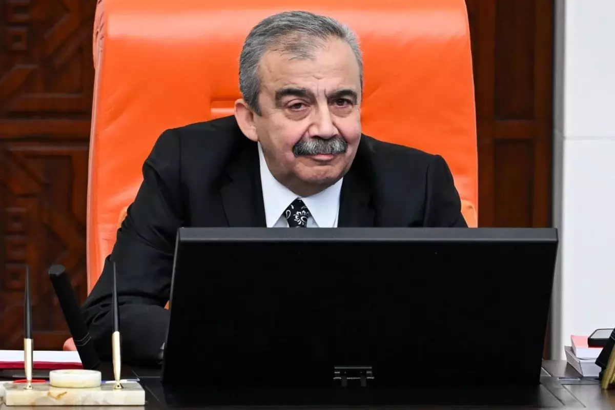 Sırrı Süreyya Önder 10 saatlik ameliyattan çıktı! İşte son durumu
