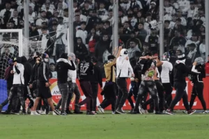Yok böyle maç! Saha savaş alanına döndü, ölen taraftarlar var